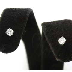 Beautiful 14 Karat White Gold Pair Stud Earrings
