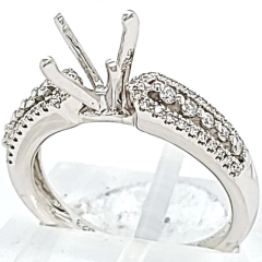 14 Karat White Gold Engagement Ring 3.9gr